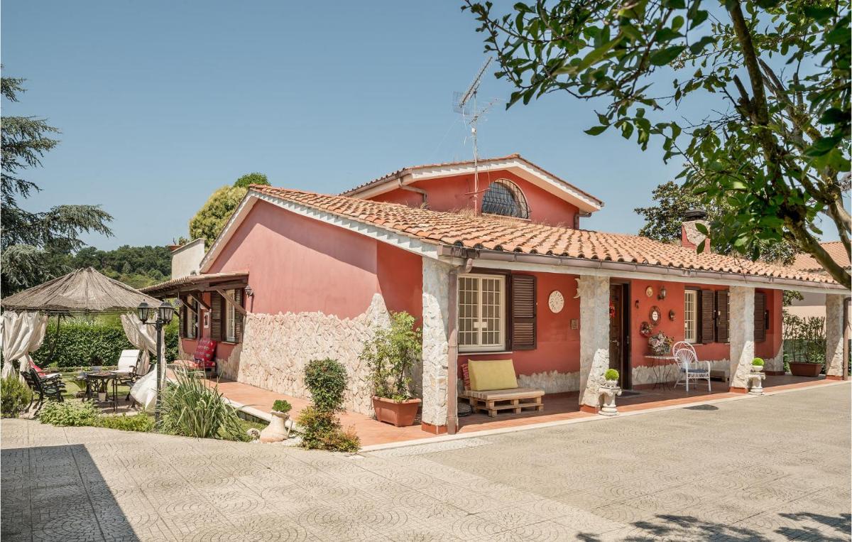 Awesome Home In Roma With 3 Bedrooms Wifi And Outdoor Swimming Pool - image 2