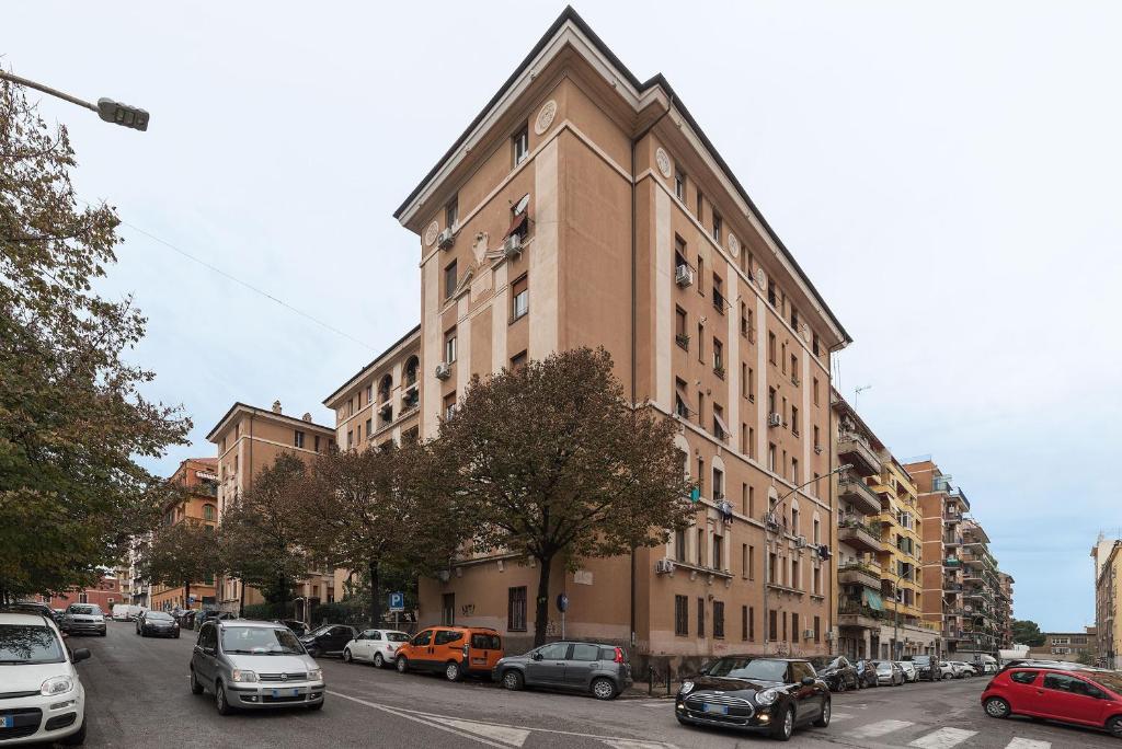 Pigneto Colourful Apartment - main image