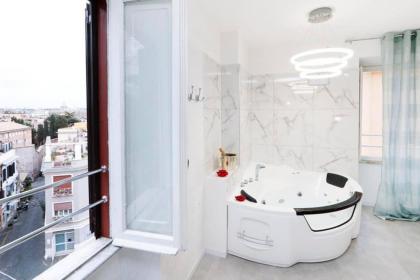 White Panoramic Jacuzzi Suite Trastevere - Top Collection - image 13