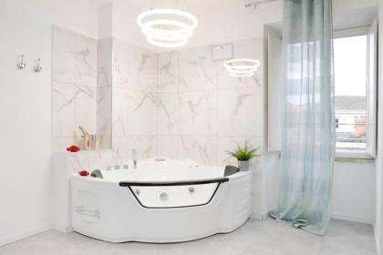 White Panoramic Jacuzzi Suite Trastevere - Top Collection - image 2