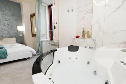 White Panoramic Jacuzzi Suite Trastevere - Top Collection - image 3