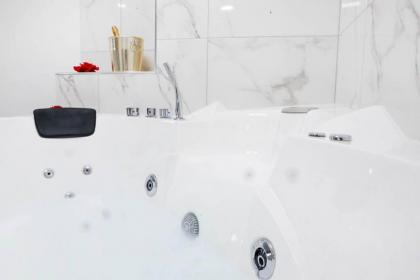 White Panoramic Jacuzzi Suite Trastevere - Top Collection - image 4