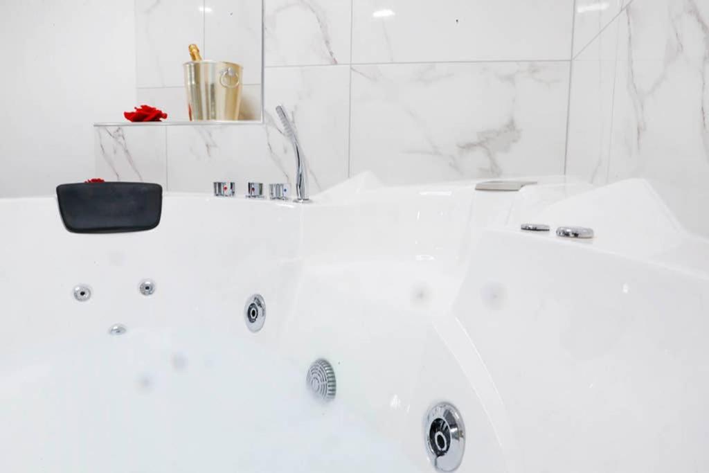 White Panoramic Jacuzzi Suite Trastevere - Top Collection - image 4