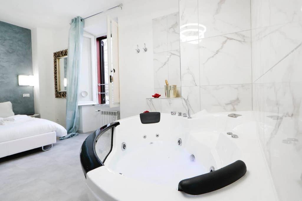 White Panoramic Jacuzzi Suite Trastevere - Top Collection - image 7