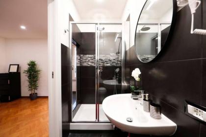 Black Enchanting Jacuzzi Suite Trastevere - Top Collection - image 12