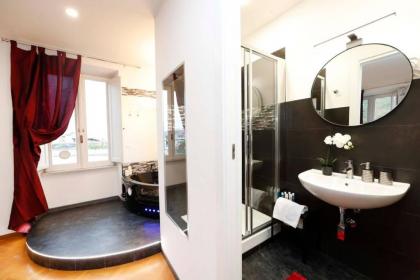 Black Enchanting Jacuzzi Suite Trastevere - Top Collection - image 15