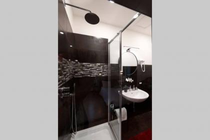 Black Enchanting Jacuzzi Suite Trastevere - Top Collection - image 19