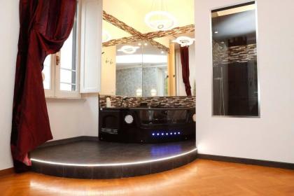 Black Enchanting Jacuzzi Suite Trastevere - Top Collection - image 4