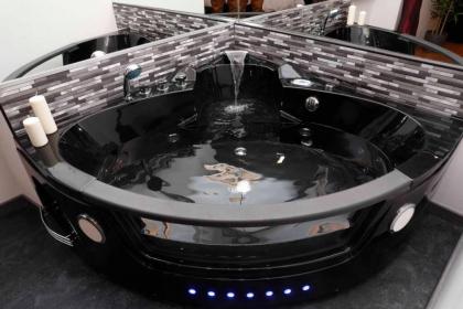 Black Enchanting Jacuzzi Suite Trastevere - Top Collection - image 5