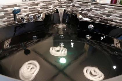 Black Enchanting Jacuzzi Suite Trastevere - Top Collection - image 6