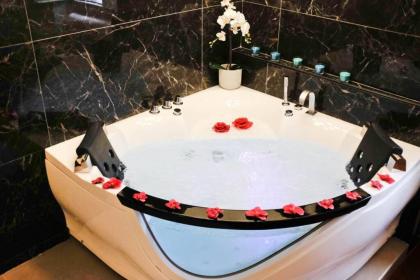 Pantheon Amazing Jacuzzi Suite - Top Collection - image 11