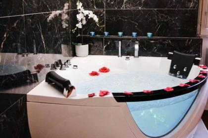 Pantheon Amazing Jacuzzi Suite - Top Collection - image 4