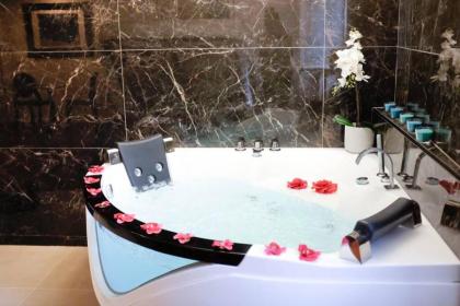 Pantheon Amazing Jacuzzi Suite - Top Collection - image 8