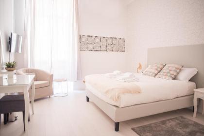 White Fanti Apartment - image 15