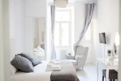 White Fanti Apartment - image 18