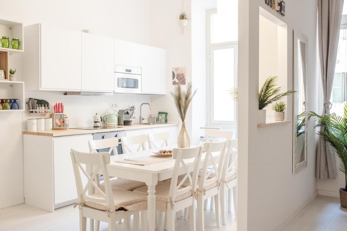 White Fanti Apartment - image 3