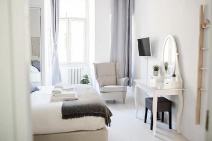 White Fanti Apartment - image 4