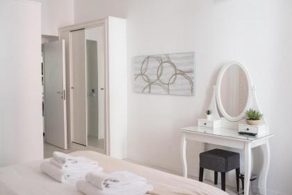 White Fanti Apartment - image 5