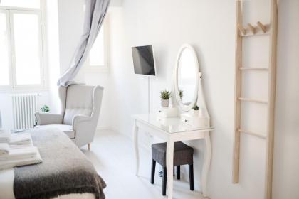 White Fanti Apartment - image 9