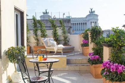 Amazing Penthouse Piazza Venezia - image 14