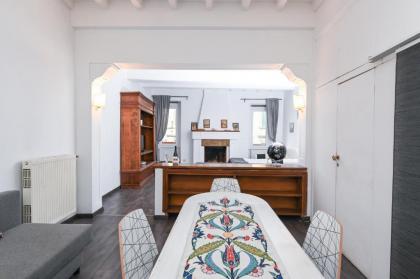 Gorgeous Trastevere loft on the river - image 11