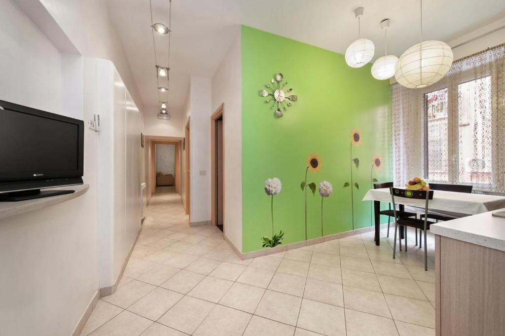 Conte Verde Colorful Apartment - image 4