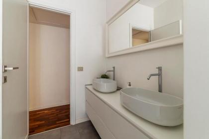 Fontana di Trevi Design Apartment - image 15