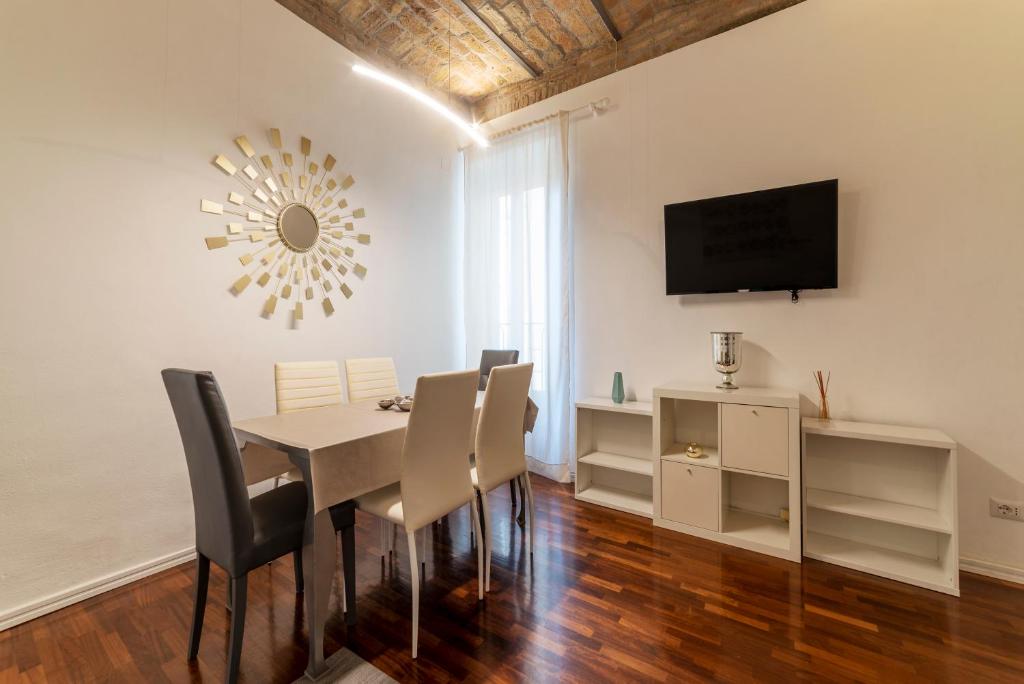 Fontana di Trevi Design Apartment - image 3