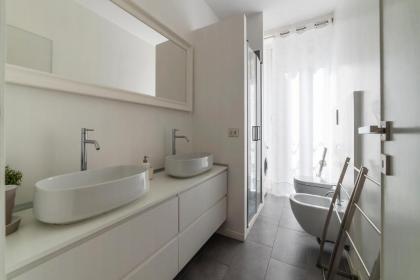 Fontana di Trevi Design Apartment - image 8