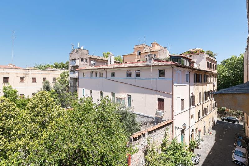 Trastevere charming penthouse - image 3