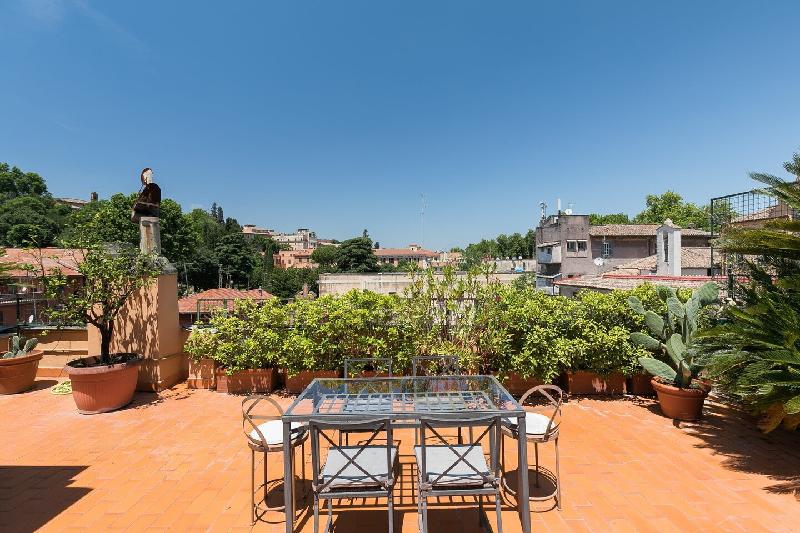 Trastevere charming penthouse - image 4