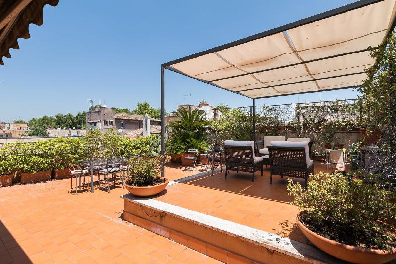 Trastevere charming penthouse - image 5