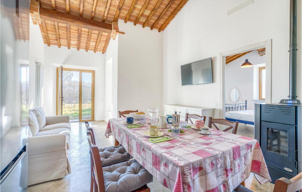 Stunning home in Colle di Val d'Elsa with Outdoor swimming pool Sauna and 2 Bedrooms - image 2