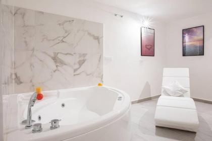 Unforgettable Split Level Jacuzzi Suite Navona - Top Collection