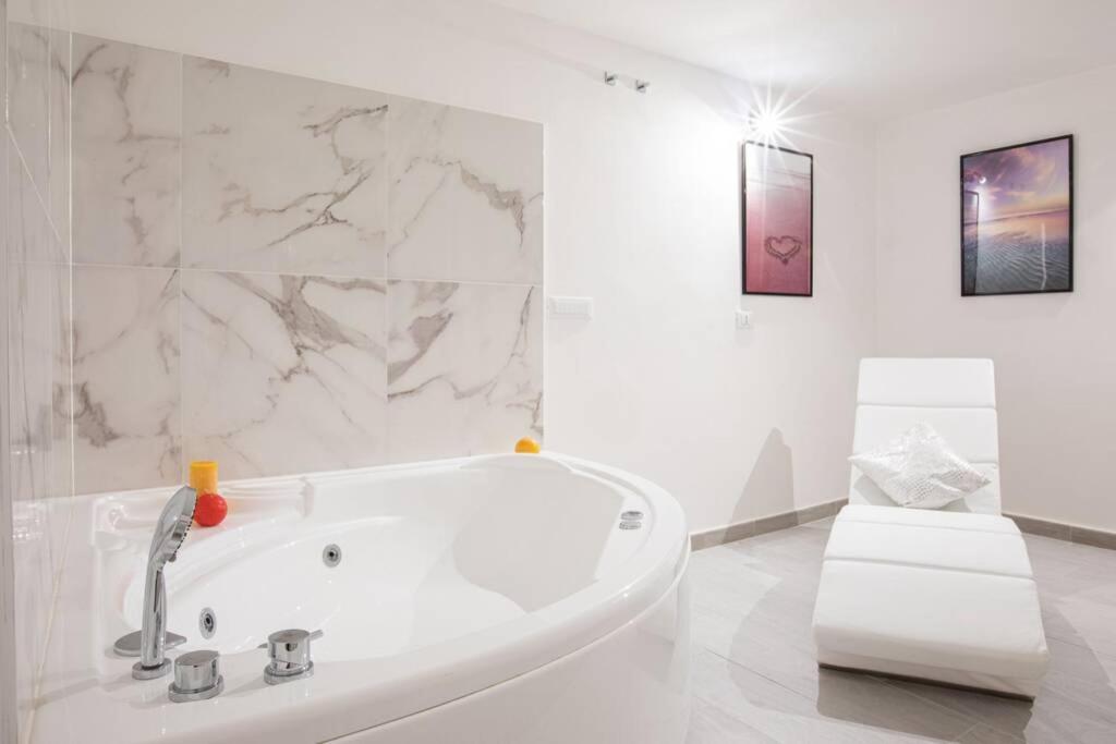 Unforgettable Split Level Jacuzzi Suite Navona - Top Collection - main image