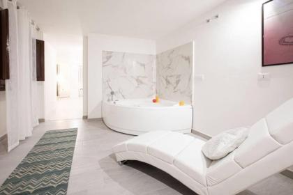 Unforgettable Split Level Jacuzzi Suite Navona - Top Collection - image 7