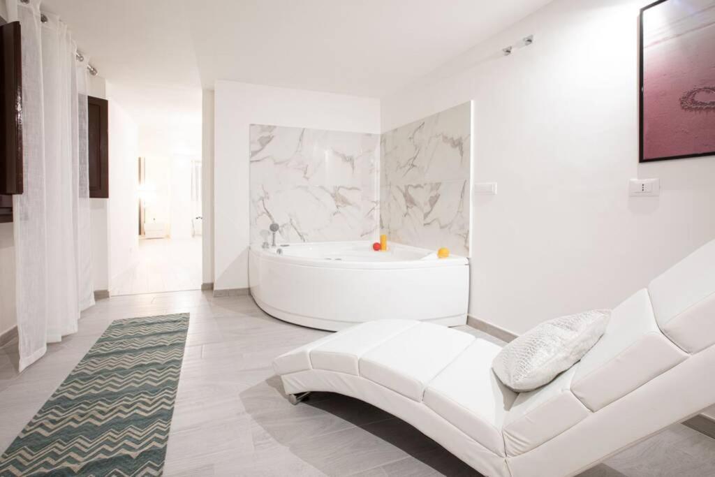 Unforgettable Split Level Jacuzzi Suite Navona - Top Collection - image 7