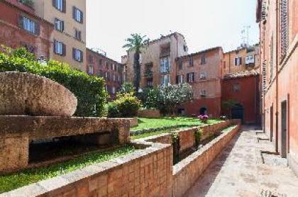 Beautiful Roman Apartment Next To Trevi Fountain - image 12