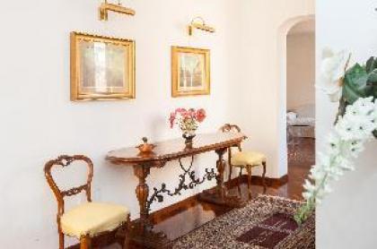 Beautiful Roman Apartment Next To Trevi Fountain - image 7