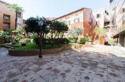 Beautiful Roman Apartment Next To Trevi Fountain - image 9