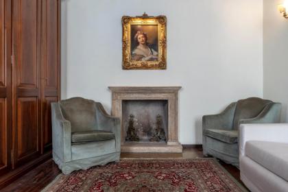 Fontana di Trevi Elegant and Exclusive Apartment - image 17