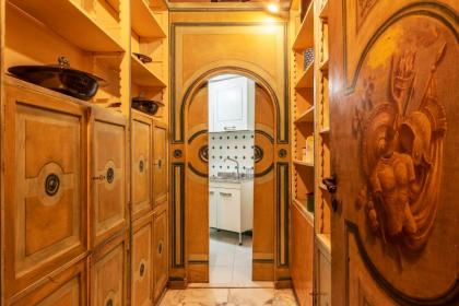 Fontana di Trevi Elegant and Exclusive Apartment - image 18