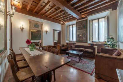 Fontana di Trevi Elegant and Exclusive Apartment - image 2