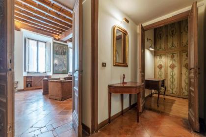 Fontana di Trevi Elegant and Exclusive Apartment - image 8