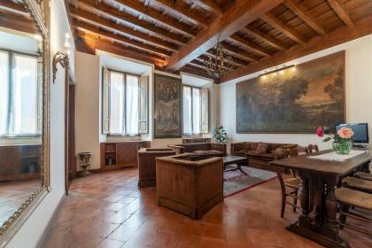 Fontana di Trevi Elegant and Exclusive Apartment - image 9