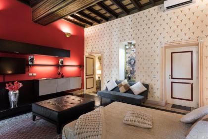 71ViadelCorso Luxury Home in Rome - image 4