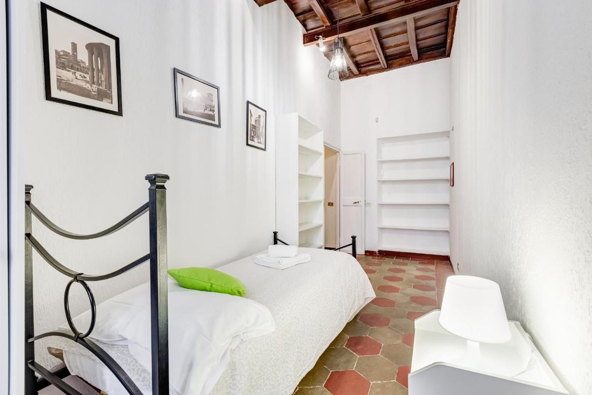 Spanish Steps Spacious Apartment - image 4