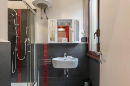 Trastevere Modern Apartment - image 13