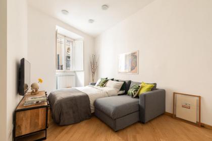 Spanish Steps Stylish Apartment - image 10