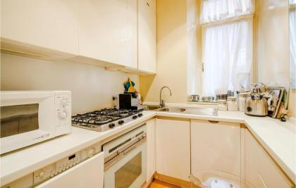 Stunning Apartment In Roma With Wifi And 2 Bedrooms - image 14